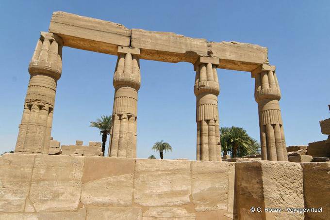 Colonne di loto chiuso, città di Mut, tempio di Karnak - Egitto