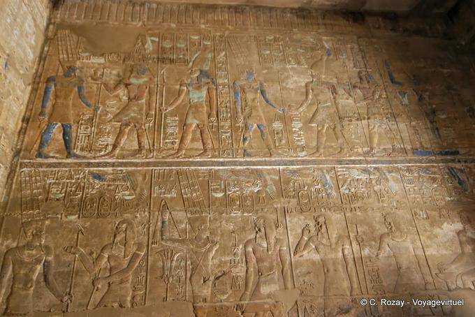 Fresco di dei e faraone con residui di vernice, tempio di Karnak - Egitto