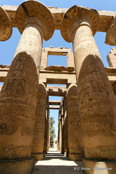 Colonne Papyrus nella sala dedicata a Amun-Re, Tempio di Karnak - Egitto