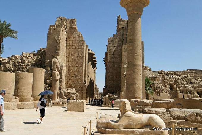 Tempio di Karnak, vista dal cortile la grande sala a colonne - Egitto