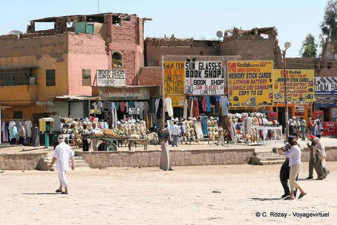 I negozi turistici nel sito all'uscita di Karnak - Egitto