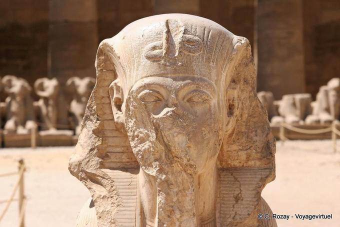 Faraone sfigurato statua, tempio di Karnak - Egitto