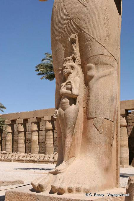 Lla principessa Bentata, posto tra le gambe di Ramses II (Bent-Anat), Tempio di Karnak - Egitto