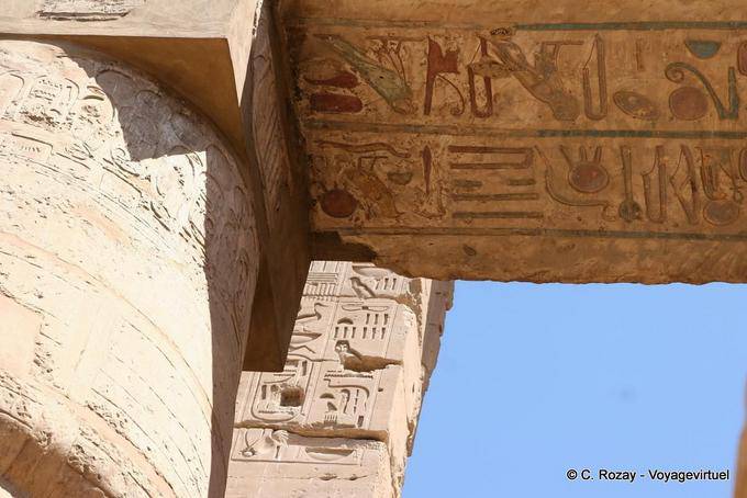 Geroglifici di colore su un architrave, tempio di Karnak - Egitto