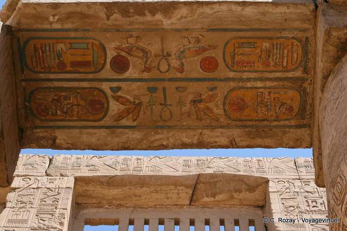 Architrave verniciato e schermo a parete, navata della Grande Tempio di Amon, tempio di Karnak - Egitto