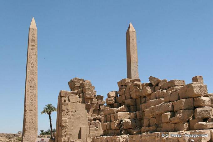 Obelischi di Hatshepsut e Tuthmosis cortile tra il terzo e il quarto pilone, tempio di Karnak - Egitto