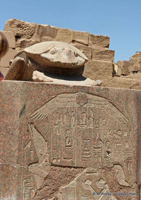 Scarab fatta di granito rosa dal faraone Amenhotep III, nei pressi del lago sacro del tempio di Karnak - Egitto