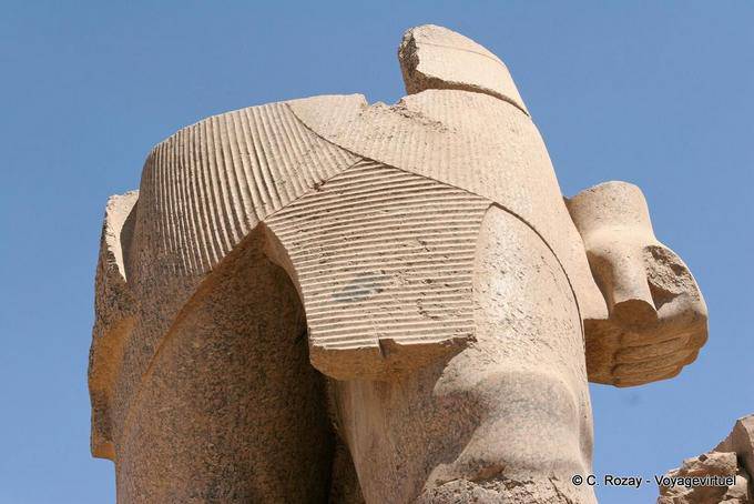 Focus sul frammento di una scultura colossale, tempio di Karnak - Egitto