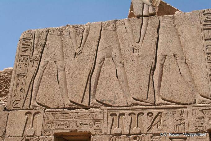 Mano nella mano, tagliato fresco, tempio di Karnak - Egitto