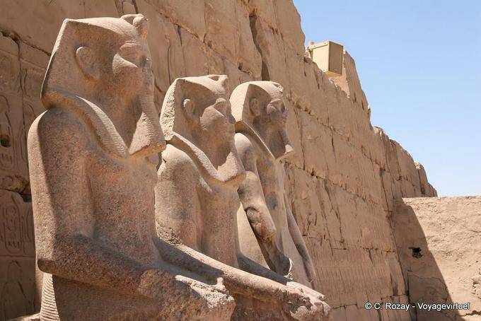 Il gruppo di tre statue, settimo pilone, tempio di Karnak - Egitto