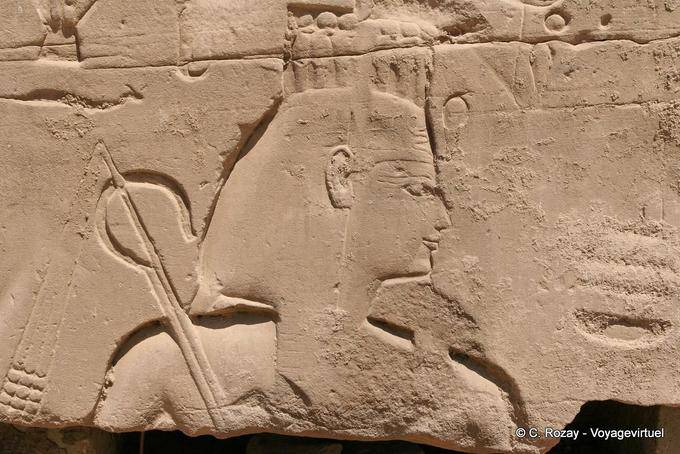Re tiene il bastone o croce heka con il flagello, Karnak - Egitto