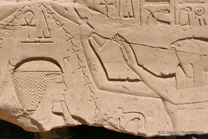 Horus e il re alla barba finta, sollievo, tempio di Karnak - Egitto