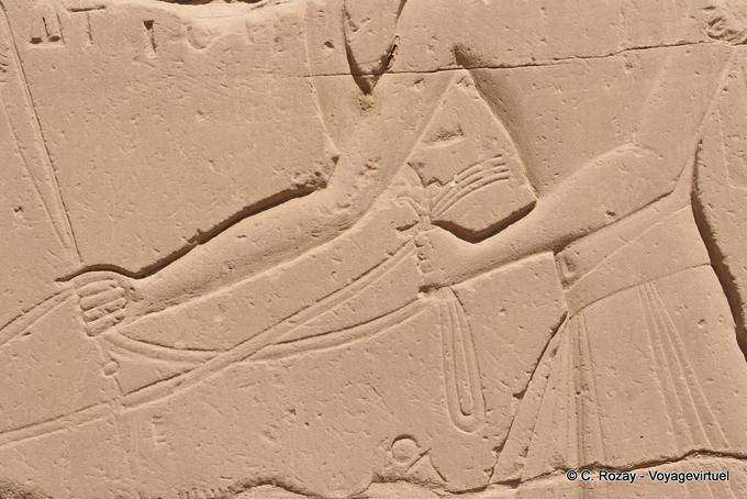 Frammento di sollievo, il braccio che tiene le redini, Tempio di Karnak - Egitto