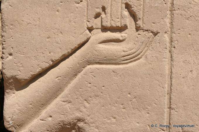 Mano che tiene un frammento di rilievo offerta, tempio di Karnak - Egitto
