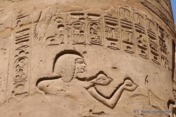 Rilievo su una colonna della grande sala ipostila, Karnak - Egitto