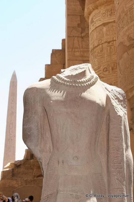 Statua acefala indossa una collana, tempio di Karnak - Egitto