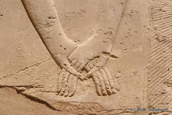 Eleganza di arte egizia, le mani si incontrano, Karnak - Egitto