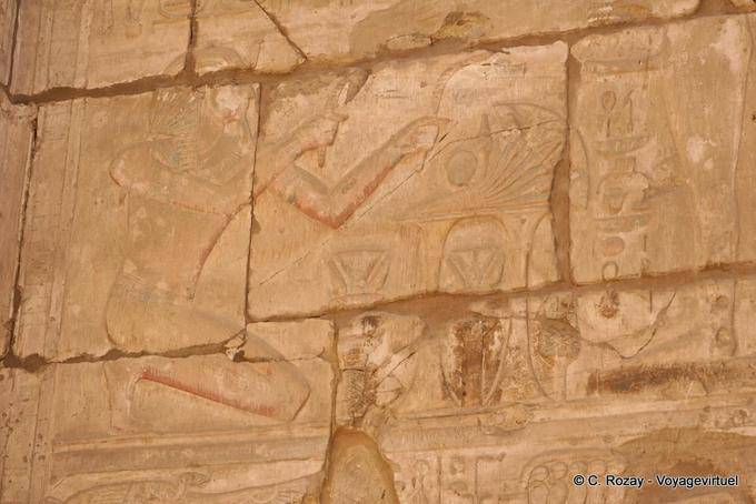 Ginocchia Sethi facendo un'offerta, tempio di Karnak - Egitto