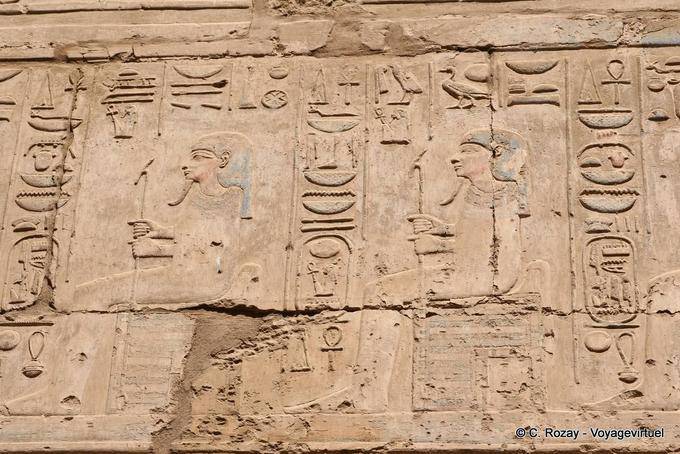 Segni di colore sul seduti tenendo Faraoni era lo scettro, emblema del Nome di Tebe, Karnak - Egitto
