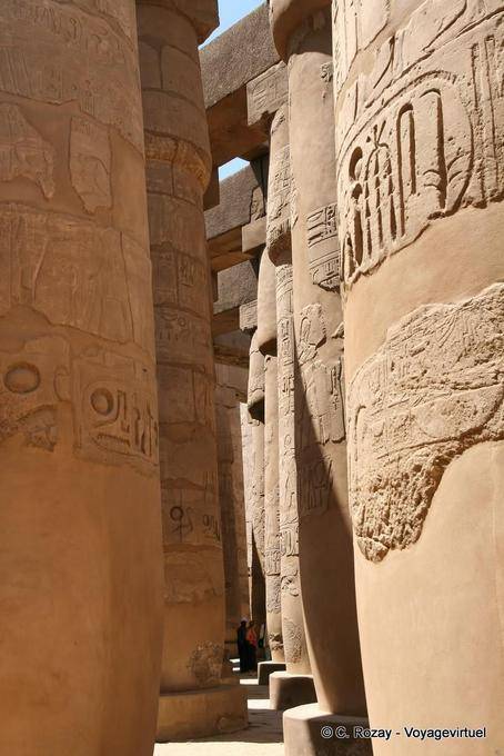 Tra le colonne della sala ipostila del quartiere fieristico di Amun-Re, Karnak - Egitto