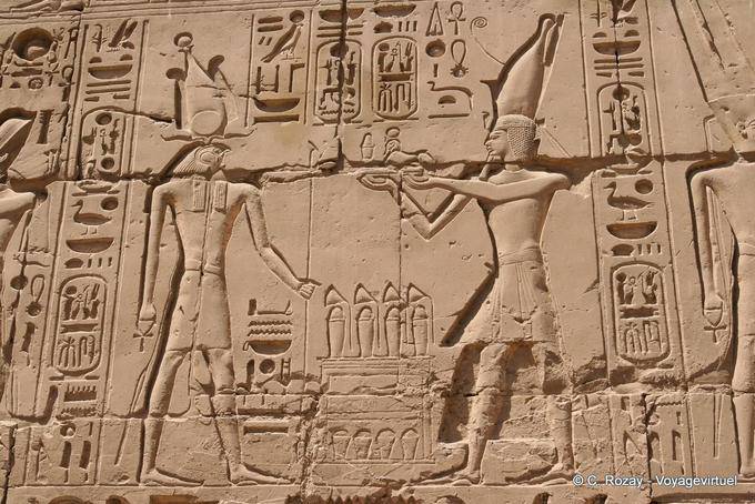Offerta di scena sphynx Horus dal re, sollievo, tempio di Karnak - Egitto