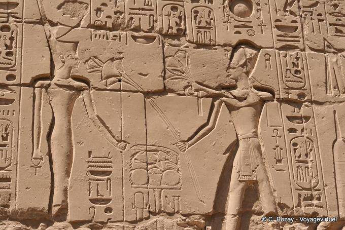 Sollievo di offerta al dio del re, circondato da cartucce con geroglifici, Karnak - Egitto