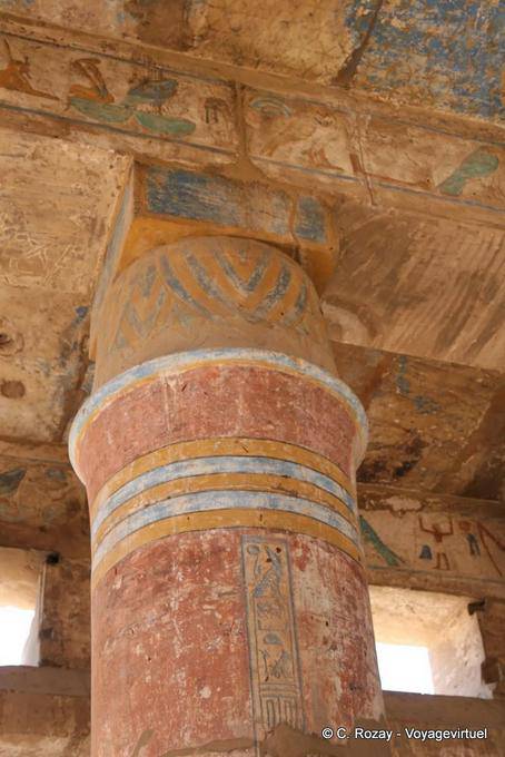 Akh-menu, una colonna decorata in sala, Tempio di Karnak - Egitto