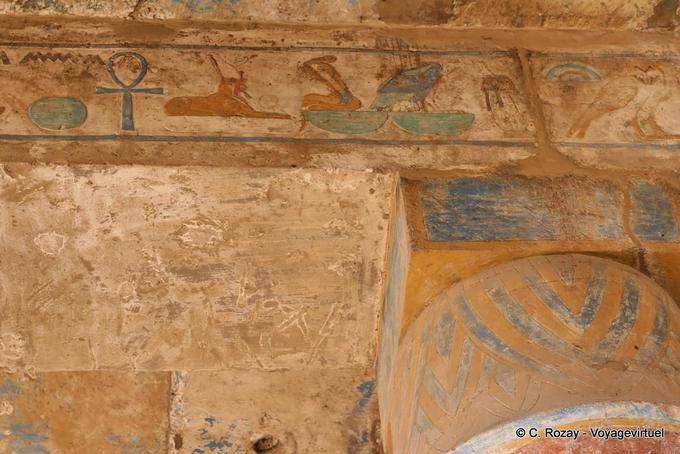 Decorazione sulla parte superiore della colonna e architrave, colori tempo Akh-Menou, Karnak - Egitto