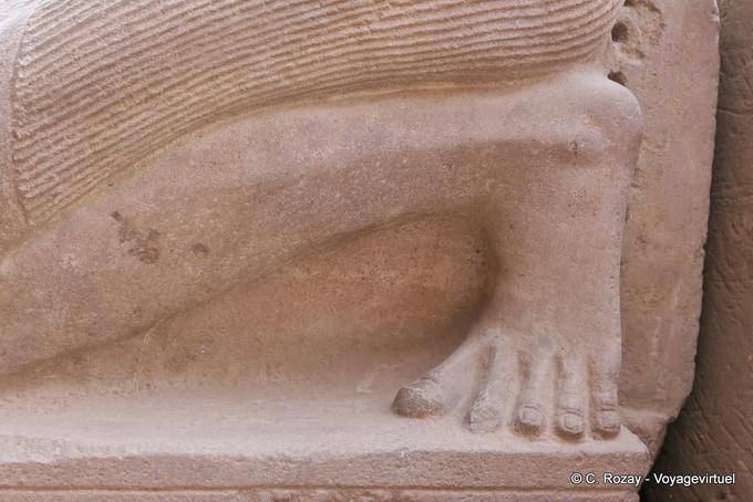 Primo piano di un piede intagliato, tempio di Karnak - Egitto