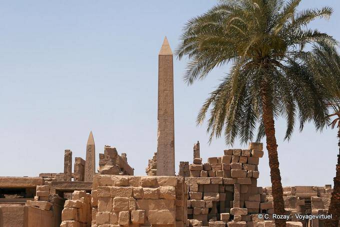 Il palmo e obelischi, sito archeologico di Karnak - Egitto