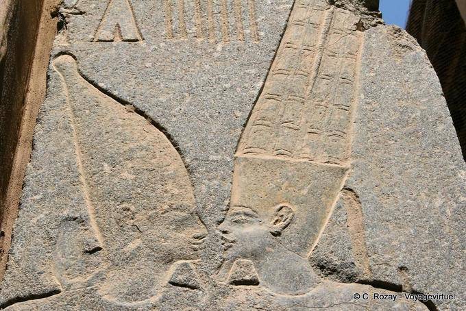 Concentrarsi sui volti di Amun e Mut, la coppia padrone di Karnak - Egitto