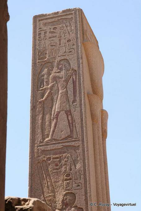 Dettaglio di un volto dell'obelisco troncata di Thutmose III, Karnak - Egitto
