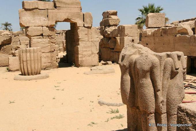 Luogo di identificarsi con una rara giusta statuaria Karnak - Egitto