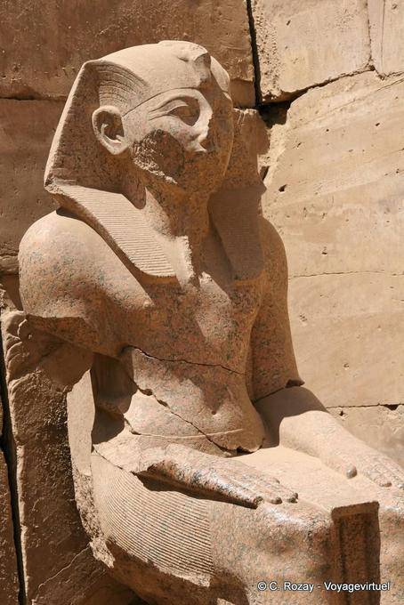 Thutmose III seduto in un angolo, Karnak - Egitto