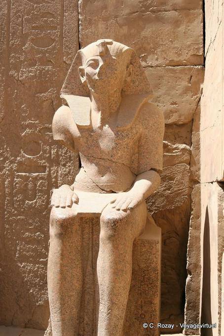 Karnak tempio di vista frontale statua di Thutmose III - Egitto