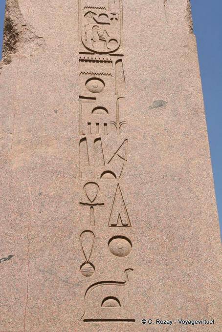 Tempio di Karnak, geroglifici close-up di un obelisco - Egitto