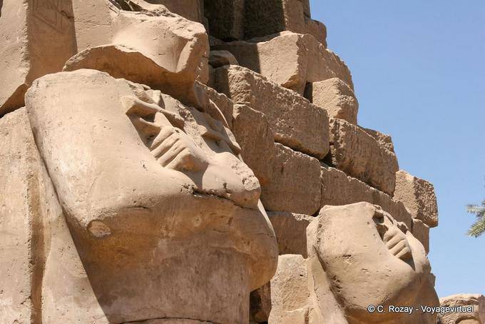 Statue con le braccia incrociate in possesso di due croci della vita (o ankh ankh), un segno di appartenenza divina, Karnak - Egitto