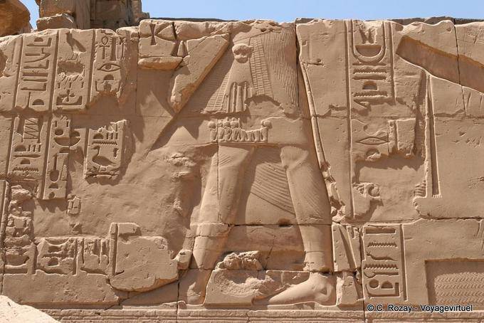 Bas Faraone costume circondata da geroglifici, sollievo, Karnak - Egitto