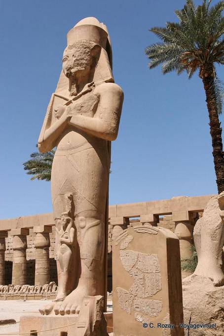 Alta statua di Ramses II, con la figlia e sposa reale sui suoi piedi, Karnak - Egitto
