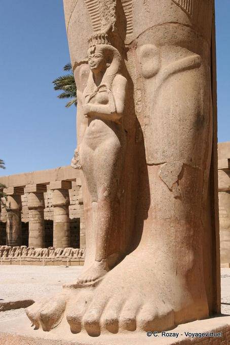 La principessa Bentata tra le gambe del colosso di pietra, Karnak - Egitto