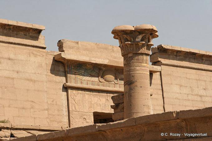 Colonna al piccolo tempio della diciottesima dinastia, Medinet Habu, Luxor - Egitto