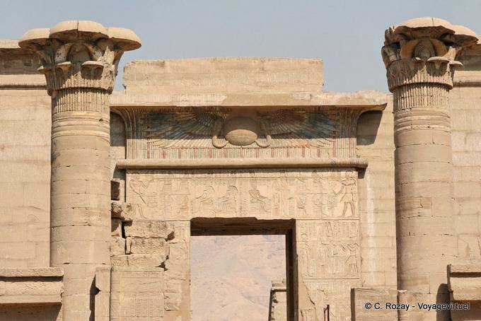 Frontone all'ingresso del Castello di milioni di anni di Ramses III, Medinet Habu - Egitto