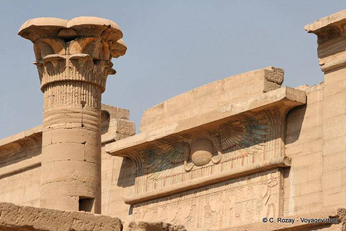 La parte superiore della porta o Migdol, altra vista, Medinet Habu, Luxor - Egitto