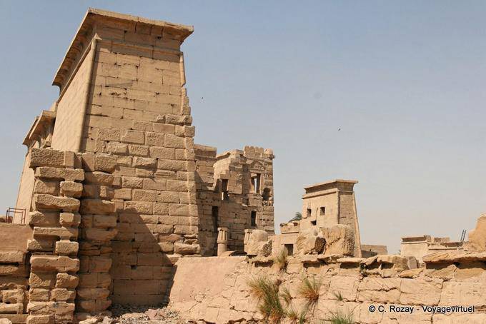 Torre fortificata dietro il pilone d'ingresso, Medinet Habu, Luxor - Egitto