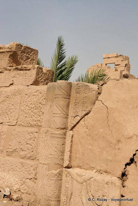 Decorazione sulla parete esterna, Tempio di Amon, Medinet Habu - Egitto