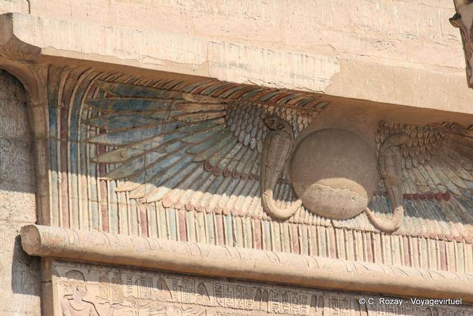 Disco solare alato e serpenti che rappresentano le dee che proteggono e del Basso Egitto, Medinet Habu - Egitto