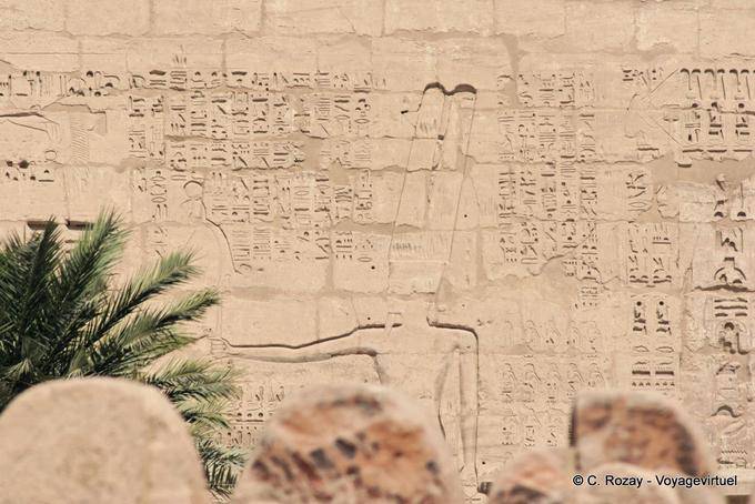 Geroglifici e Amun-Re sul primo pilone del Grande Tempio, Medinet Habu - Egitto