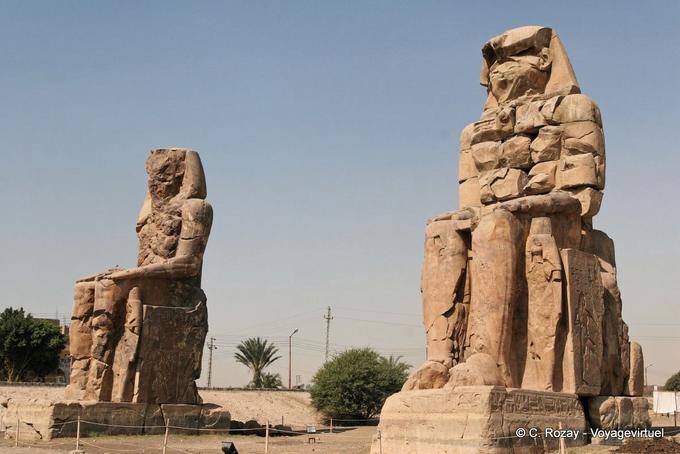 Le statue colossali di Memnon segnano la posizione del Amenophium - Egitto