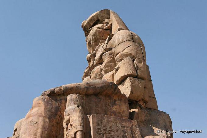 Colosso di Memnon (est), la statua del faraone Amenhotep III (es-Salamat) - Egitto