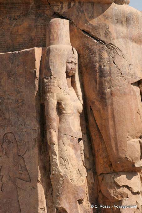 Tiye, moglie di Amenhotep III, Colossi di Memnone (a sinistra) - Egitto
